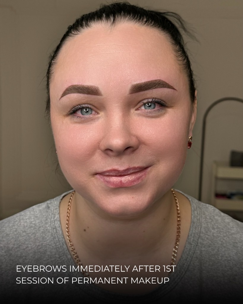 Eyebrows immediately after first powder brow session